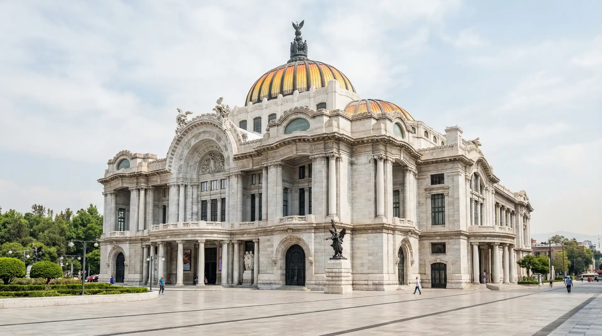 Ancient Mayan pyramid of Chichen Itza under blue sky in Mexico — OraVisa Mexico visa services from Dubai